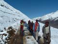 operai in discesa dal Rohtang